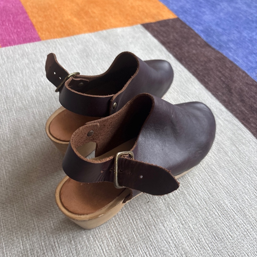 Bryr clogs size 38 (US 7 1/2 - 8)